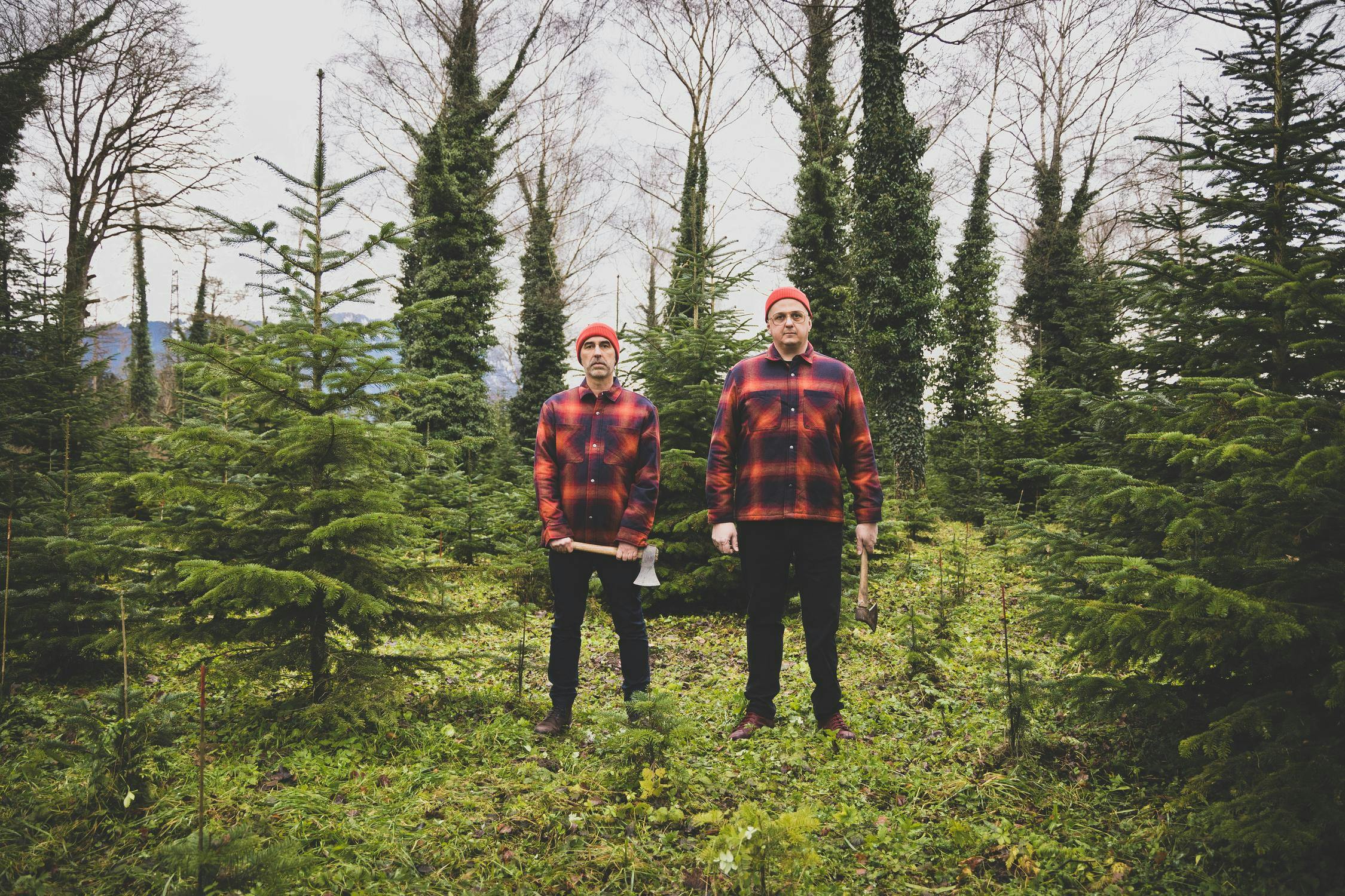 Mal sacken lassen: Holzfäller-Bild von Klaus und Oliver anlässlich der Zeughaus Winterpause 2024 © Patricia Keckeis
